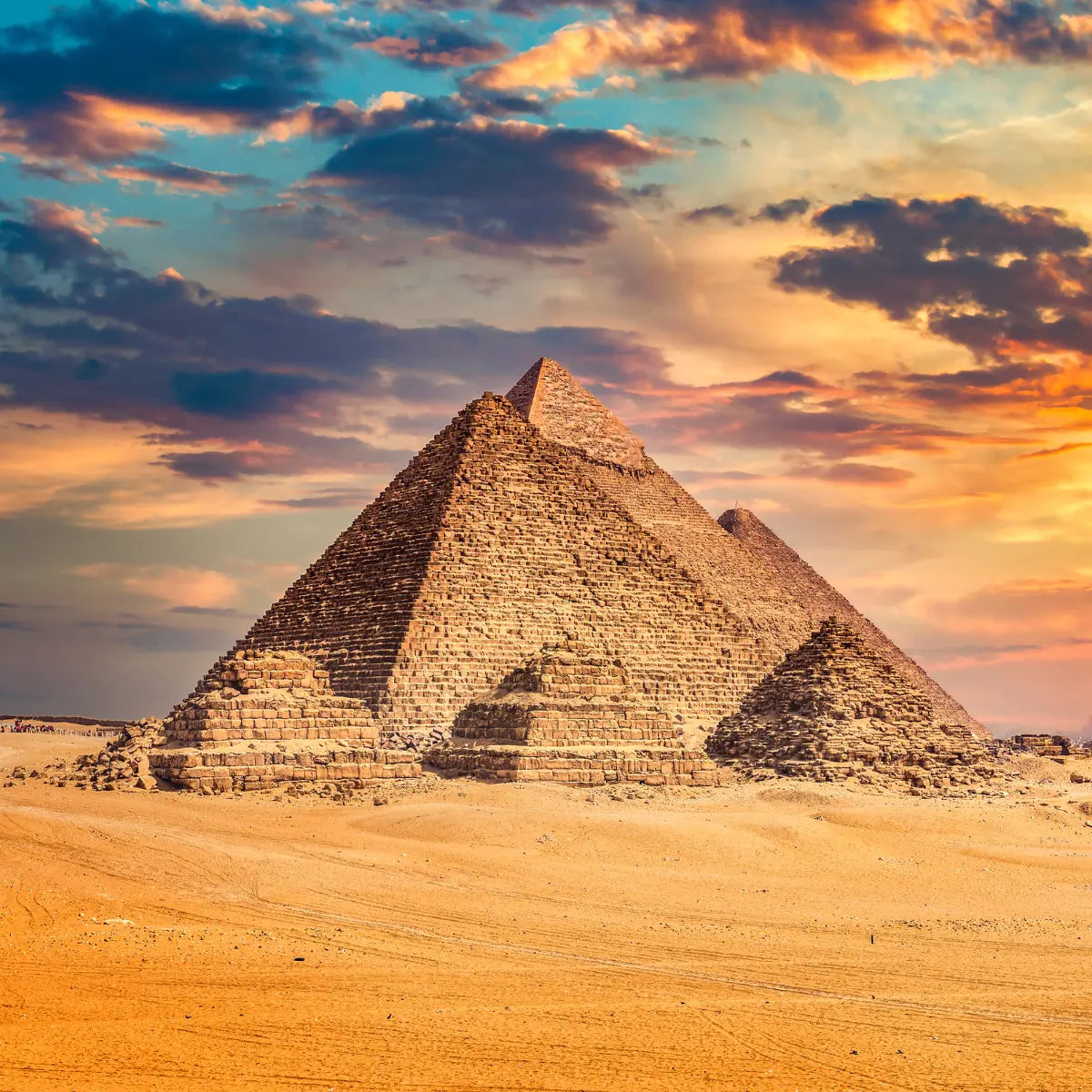 Egyptian Pyramids at Sunset – Symbolic Representation of the Egyptian Musk Scent Profile